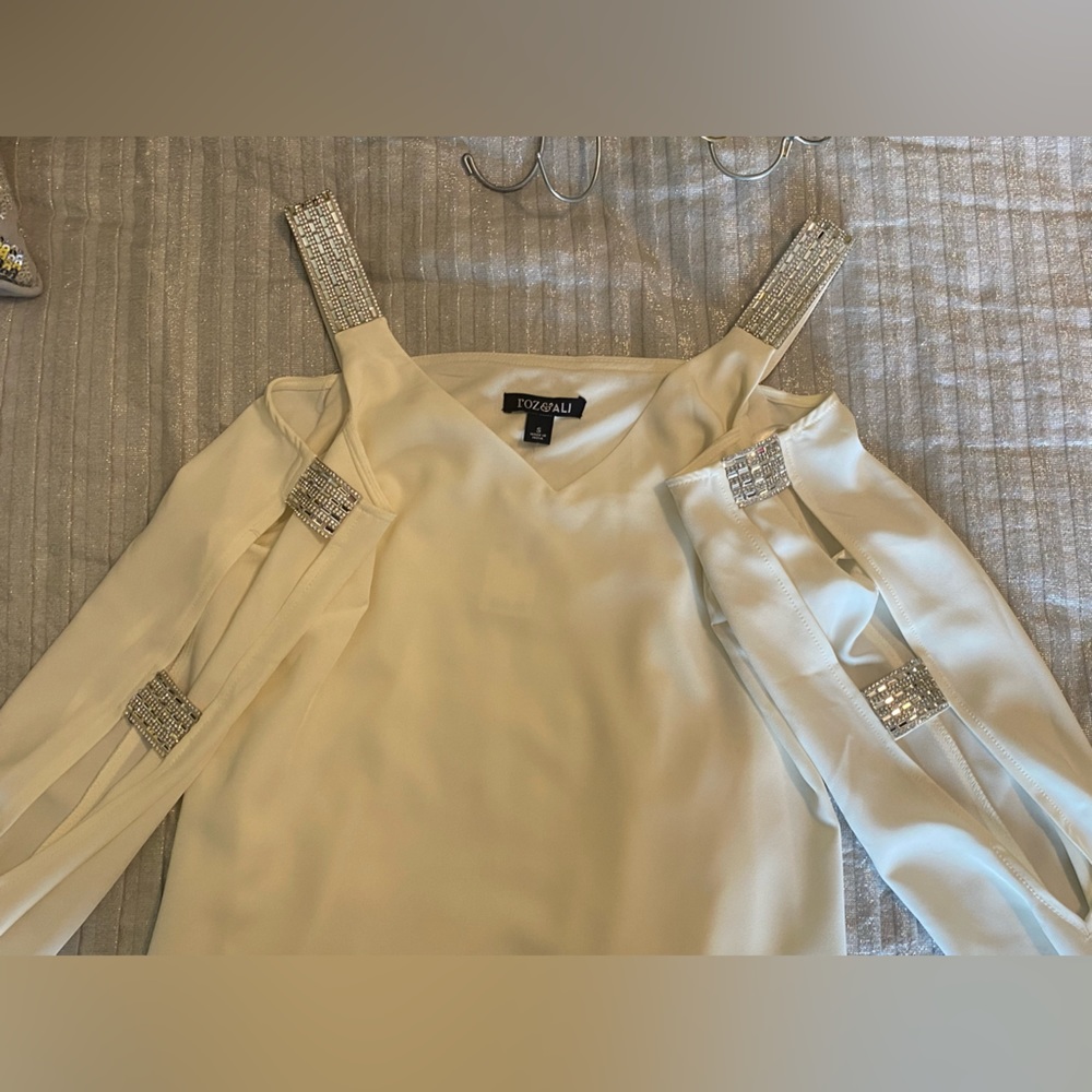 Roz & Ali size Small Ladies White Cold Shoulder Blouse. Gotta Love Bling NWT - Picture 2 of 3